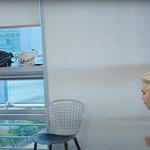 누군 폰 충전도 간신히 하는데 누군 날라<b>다님</b>