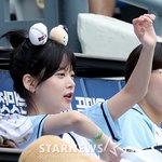 [포토] 르세라핌 은채 '<b>두산</b> 이겨랏'