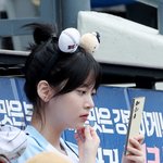 [포토] <b>은채</b> '기사 검색? 화장 검색?'