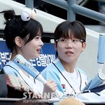 [포토] 르세라핌 은채 '<b>두산</b> 3위 가즈아'