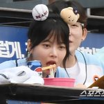[포토] 르세라핌 은채, <b>두산</b> 팬답게 야구장 먹방에 진심