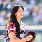 [사진]트와이스 <b>쯔위</b>, '야구팬들 향한 빛나는 미소'