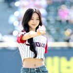 [사진]트와이스 <b>쯔위</b> 시구, '반달 눈웃음'