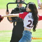 시구 트와이스 쯔위, 엄청난 와인드업 [포토엔HD]