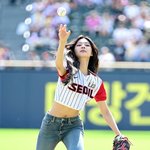 [사진]트와이스 <b>쯔위</b> 시구, '우아하게'