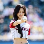 트와이스 쯔위 ‘잘록한 허리라인 뽐내며 시구’ [<b>MK</b>포토]