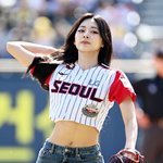 [포토] <b>쯔위</b>, 매끈한 복근 뽐내며 시구