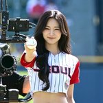 <b>MD</b>포토] 트와이스 쯔위 '야구장을 접수한 빛나는 시구'