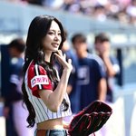 [사진]트와이스 <b>쯔위</b> 시구, '빛나는 등장'