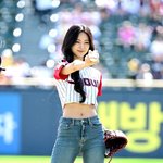 [사진]트와이스 <b>쯔위</b> 시구, '그라운드에서 빛나는'