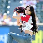 [사진]트와이스 <b>쯔위</b>, '햇살 미소로 시구'