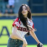 [<b>MD</b>포토] 트와이스 쯔위 '매혹적인 시구'