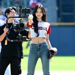 [<b>MD</b>포토] 트와이스 쯔위 '스트라이크 예고 시구'