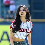 [<b>MD</b>포토] 트와이스 쯔위 '마운드 위의 미녀 시구'