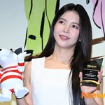 마마무 솔라, BIAF 대표 <b>캐릭</b>터 ‘뿌부’ 인형 들고 [포토엔HD]