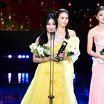 [댓글부탁해] [<b>MD</b>포토] 김혜윤 '팬들이 뽑아 주신 상이라 더욱...