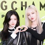 [현장포토] "이 투샷, 황홀해"...가을·리즈, 깜찍 가리<b>비즈</b>