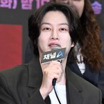 [포토] 김희철 '강철<b>부대</b> 여군편도 함께!'