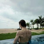 옷 안에 잘 숨겨져 있던 앤톤 등 근육.<b>jpg</b>