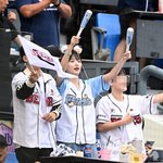 [어케생각해] [사진]르세라핌 홍은채, 신난다 야구장