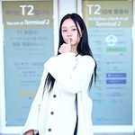 [19] [사진]혜리, '출국길 <b>엄지</b>키스 선물'