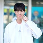 [사진]몬스타엑스 <b>셔누</b>, '출국길 볼콕 인사'