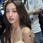 트와이스 지효 <b>나비</b> 타투+입술 피어싱까지‥몽환적인 분위기