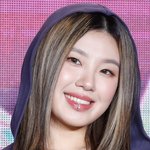 <b>리정</b>, 입술 피어싱 눈길