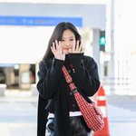 [모두드루와] 제니, 아침 출국길도 '상큼'…공항에 뜬 '<b>인간샤넬</b>'