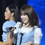 오마이걸 <b>승희</b>, 귀엽게 대는 마이크 [포토엔HD]