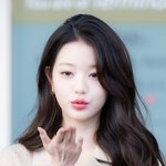 [T포토] 아이브 장원영 '손뽀뽀를 받다니, 러키비키잖아'