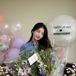 배경은 지나치게 현실적인데 모델이 비현실적