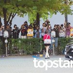 ‘출근길 응원하러 모인 <b>팬</b>들’ (웬디의 <b>영</b>스트리트 출근길) [HD포토]