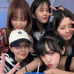 모였다”…안유진·김채원→권은비, 최예나 생일에 총출동[<b>SNS</b>는 지금]