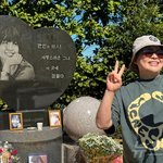 16주기 고 최진실 묘역 찾은 '절친' 이영자