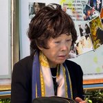 고 최진실 묘역 찾은 어머니 <b>정옥숙</b> 씨