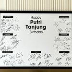 하이브 아티스트 단체 싸인 <b>액자</b> 떴네