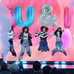 축하 무대 펼치는 가수 오마이걸