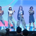 축하 무대 펼치는 오마이걸