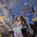 무대 도중에 바지 찢어진 걸 즐기는 아이돌