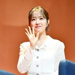 [댓글부탁해] [사진] 팬들 카메라 향해 <b>포즈</b> 취하는 박보영