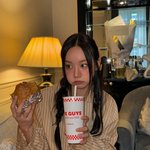 혜리, 탄수화물 끊었다더니···<b>펑퍼짐</b>한 옷 입고 햄버거 만끽