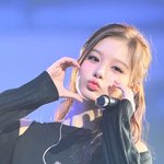 사쳌하는 <b>설윤</b> ㅈㄴ 이쁘다