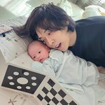 '김사은' <b>성민</b>, 완성형 비주얼 子와 벌써 독서 삼매경 "집에...