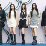 뉴진스, <b>2NE1</b> 공연장 완전체 참석…어깨 들썩이며 즐겨[N현장]