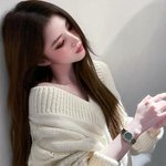 [댓글부탁해] 한소희, 스모키 화장에 <b>흰색</b> 니트… 청순한 매력 ‘무한...