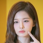 [포토] 설윤, 꽃사슴 볼콕