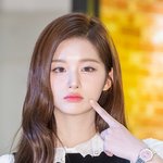 [현장포토] "입술 쭉~ 귀요미"...설윤, <b>뾰루퉁</b> 인형