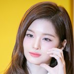 [포토] 설윤, 인형 볼하트