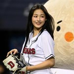 뉴진스 민지, 소원 성취 <b>두산</b> '찐팬' 인증하는 시구와 댄스, 와카...